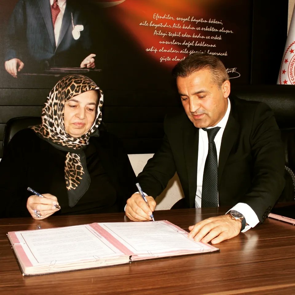 İlçemizde yapımına başlanacak olan Huzurevi Yaşlı Bakım ve Rehabilitasyon Merkezi Protokolü imzalandı.